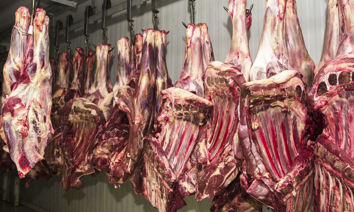 China retoma importação de carne brasileira