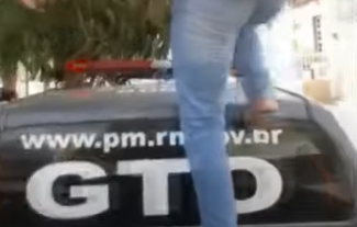 VÍDEO: Adolescentes viralizam após pular em cima de viatura da PM no interior; assista