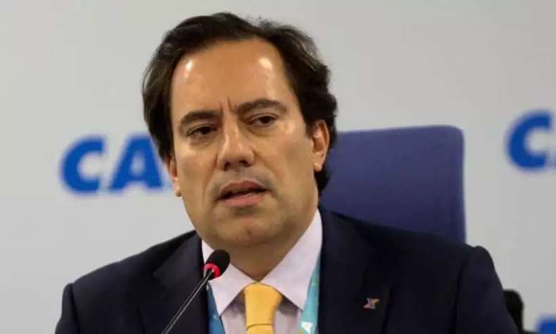 Presidente da Caixa imita Bolsonaro e põe funcionários para fazer flexões; assista