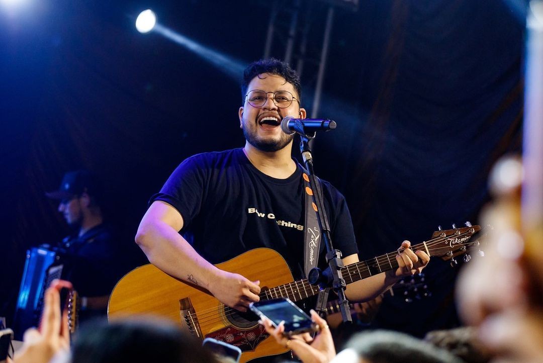 Cantor sertanejo está em estado grave e respira com aparelhos, diz boletim