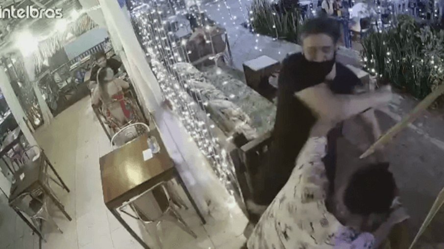 VÍDEO: Funcionário pede comprovante de vacinação e é agredido em cidade brasileira; assista