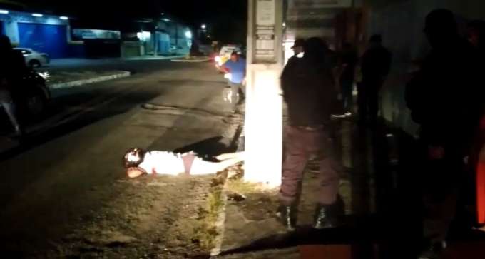 [VÍDEO] Bandido tenta assaltar restaurante e é baleado por segurança em Natal