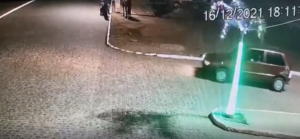 Bandidos invadem casa de prefeito e fazem filho dele refém