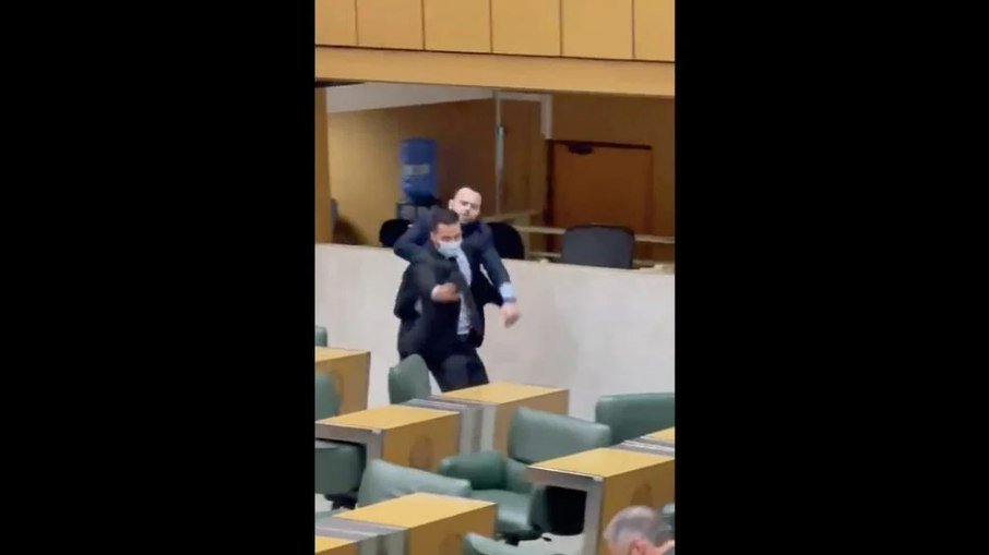 VÍDEO: Deputados brigam durante sessão em Assembleia Legislativa de cidade brasileira; assista