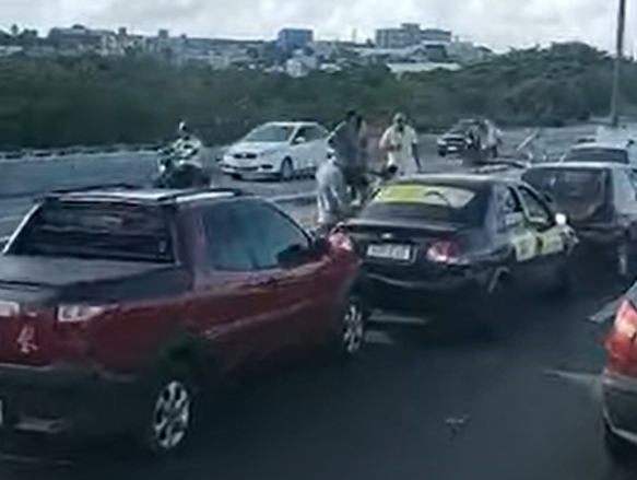 VÍDEO: Engavetamento de 7 carros congestiona ponte de Igapó em Natal; assista