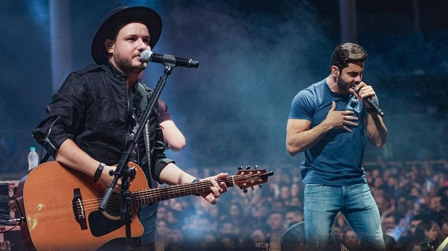 Ônibus com equipe de famosa dupla sertaneja sofre acidente após show