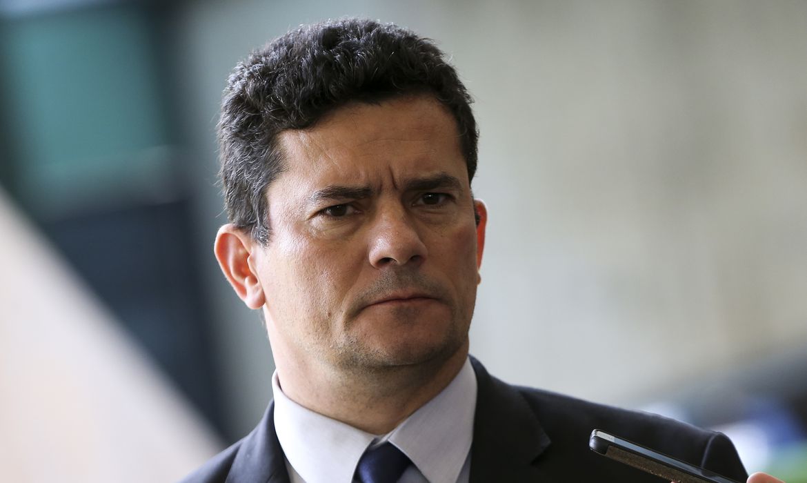 Moro: “Quem deve ter calçado caro é o pessoal que roubou a Petrobras no governo do PT”