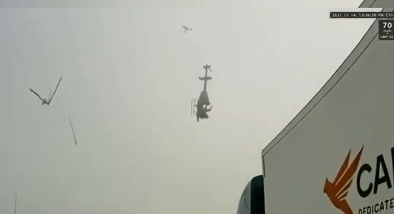 Vídeo mostra queda e explosão de helicóptero em rodovia dos EUA, VEJA