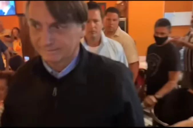 VÍDEO: Bolsonaro chega de surpresa a pizzaria e é recebido aos gritos de “mito”
