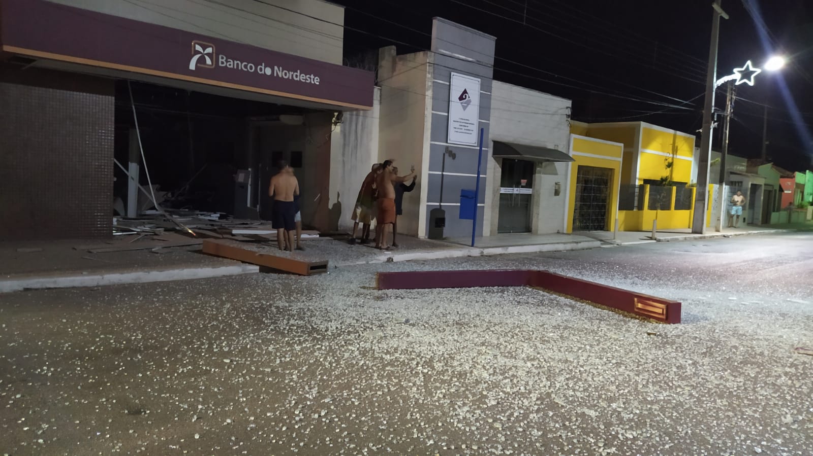 [FOTOS E VÍDEOS] Bandidos metralham pelotão da PM e explodem agência bancária em Ceará-Mirim