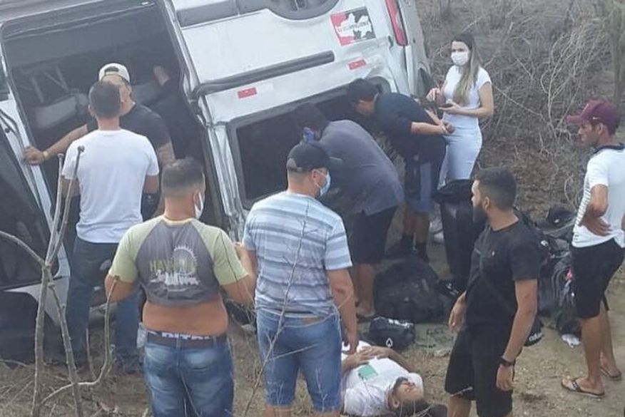 Veículo que levava banda de Gusttavo Lima colide com carro em rodovia da PB