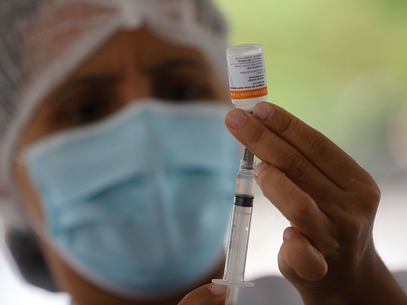 Governo reduz intervalo para reforço vacinal e anuncia 4ª dose para imunossuprimidos