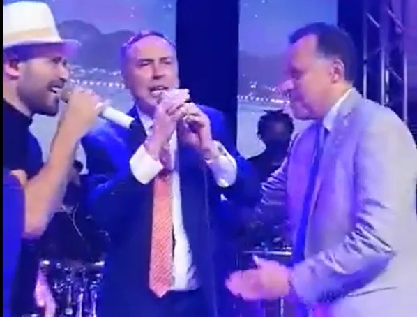 VÍDEO: Sem máscara, ministro do STF canta e dança em festa ao lado de jornalista da GloboNews