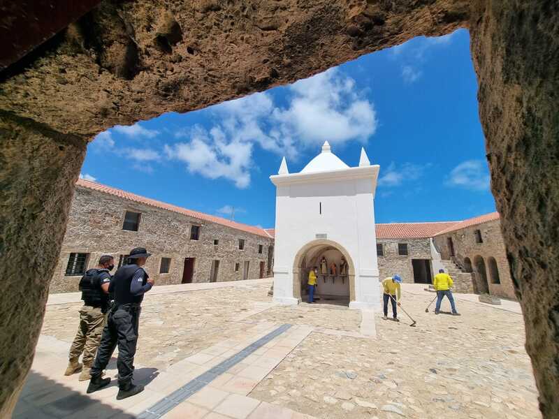 Presos realizam limpeza e manutenção no Forte dos Reis Magos