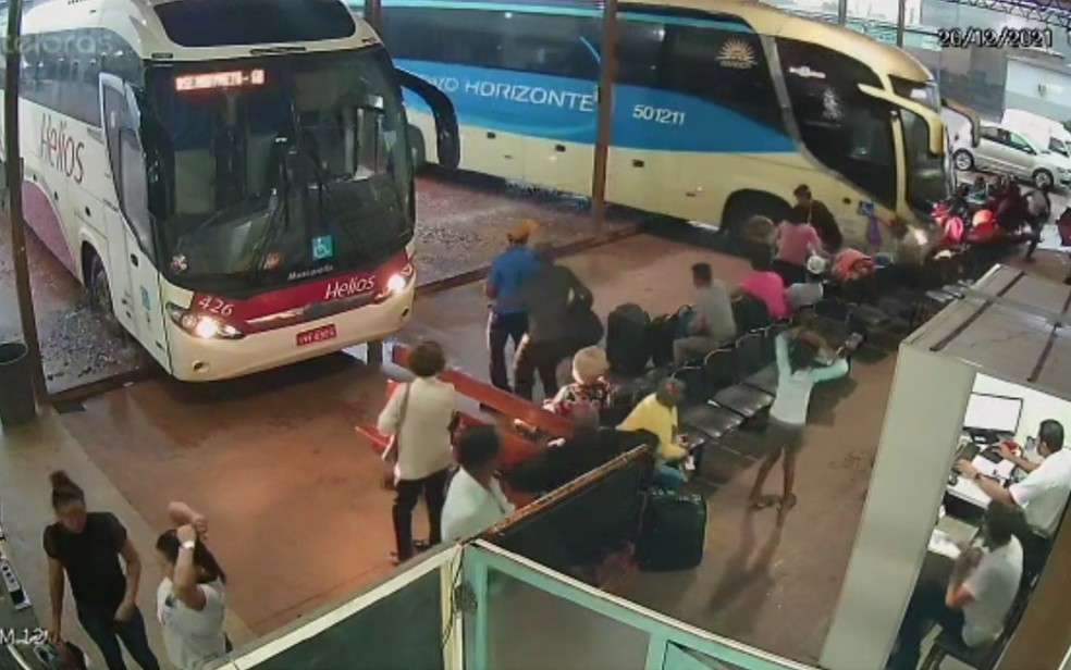 [VÍDEO] Ônibus invade plataforma de embarque em rodoviária e quase atinge passageiros