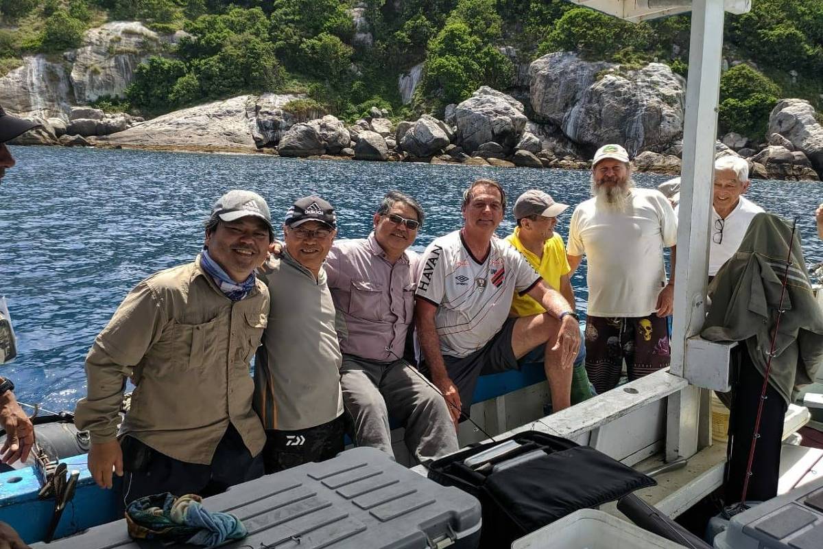 Passeios de Bolsonaro no litoral de SP incluem pescaria em ilha de cobras perigosas