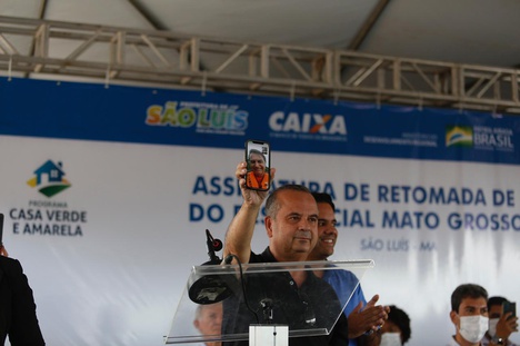 VÍDEO: Rogério Marinho faz chamada de vídeo para Bolsonaro durante entrega de casas