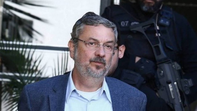 Justiça suspende condenação de Palocci e autoriza retirada de tornozeleira eletrônica