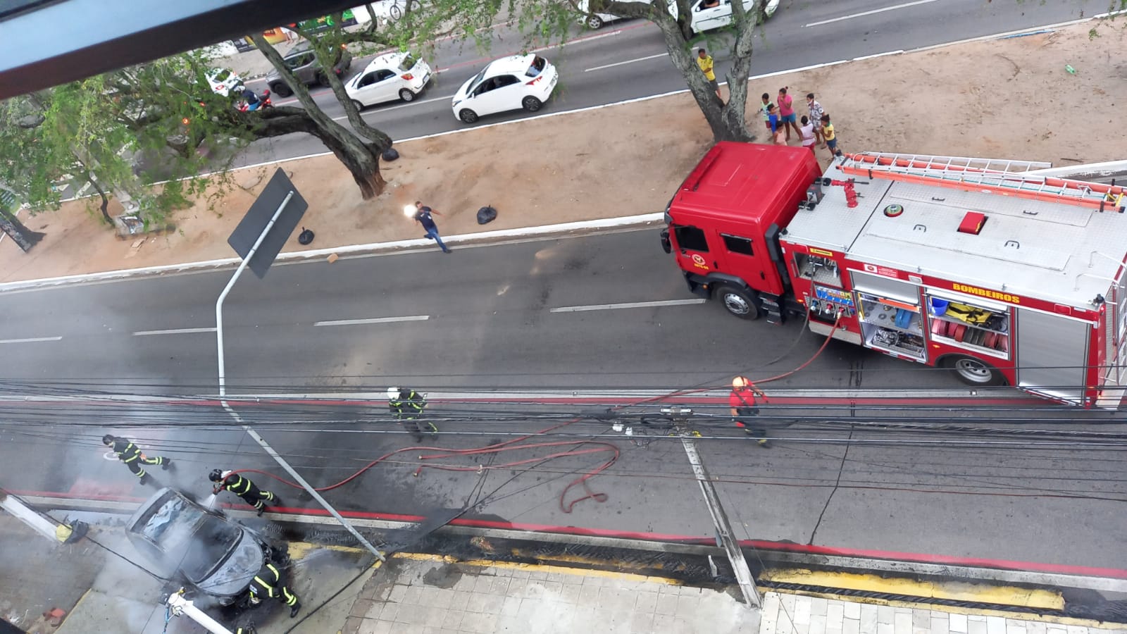 VÍDEO: Carro pega fogo e deixa trânsito lento na Prudente de Moraes