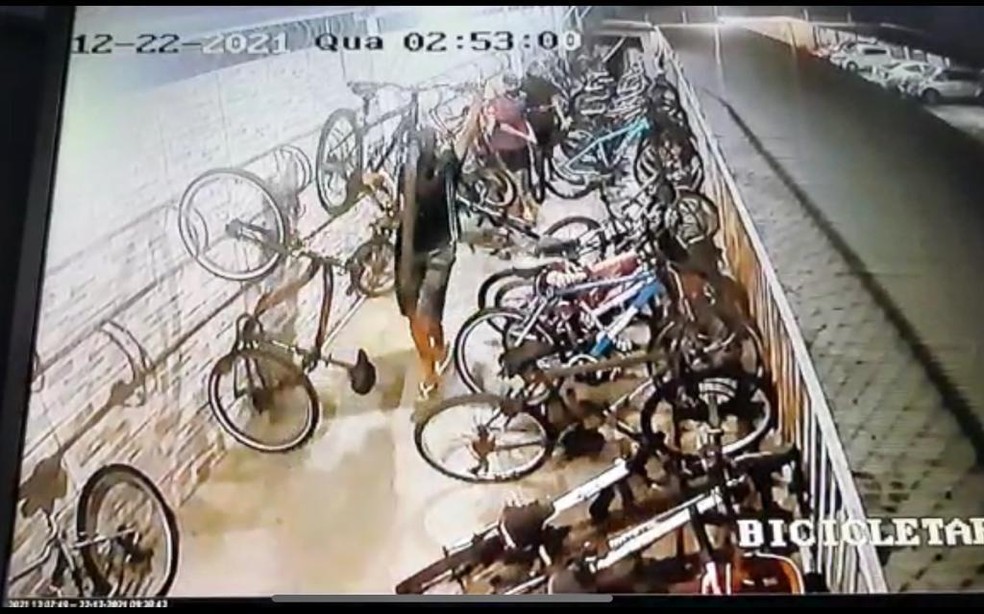 Homens se 'exercitam' em academia e depois furtam bicicletas em condomínio da Grande Natal