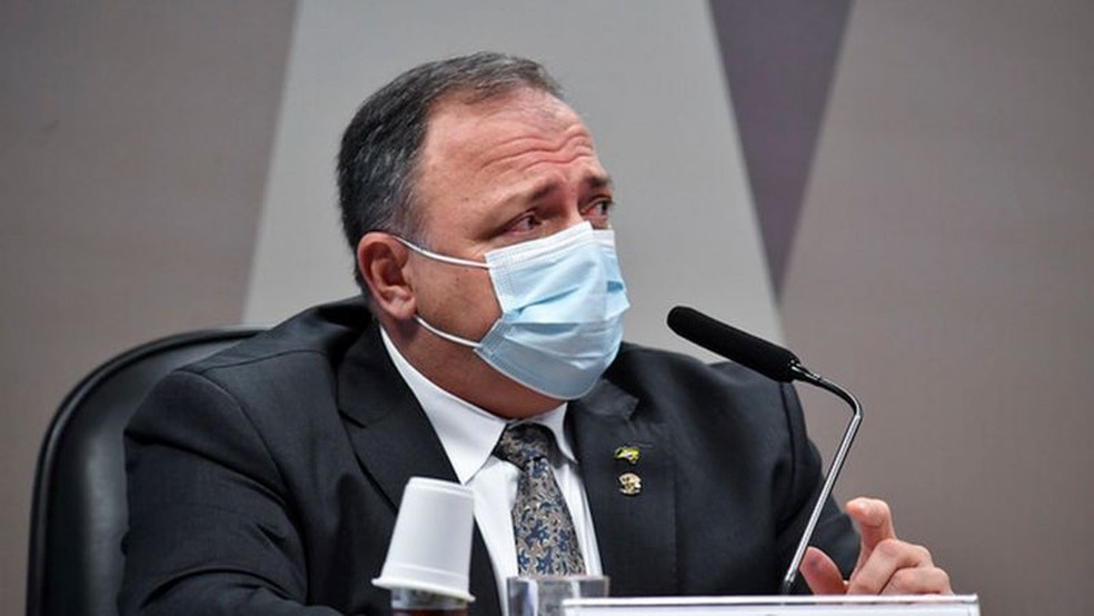 Ex-ministro de Bolsonaro sofre acidente de moto e está internado com traumatismo