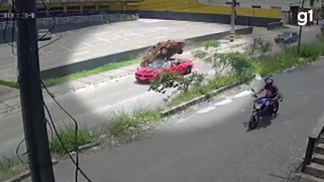 VÍDEO mostra Chevette caindo sobre Camaro em acidente impressionante; assista