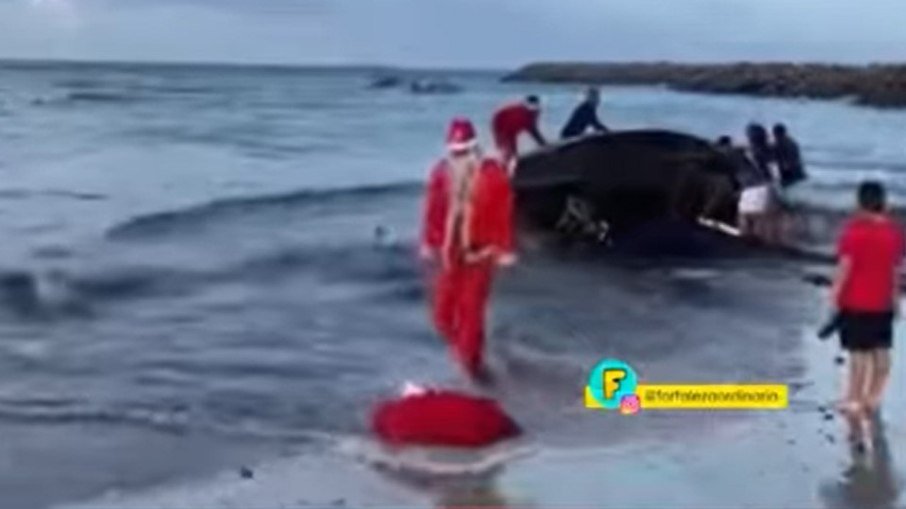 [VÍDEO] Papai Noel cai de jangada e viraliza; assista