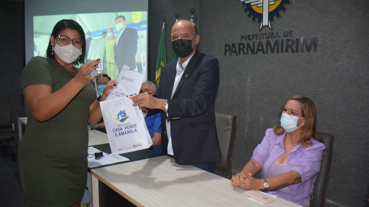 Na véspera de Natal, Parnamirim entrega chaves de mais um conjunto habitacional a famílias sem casa