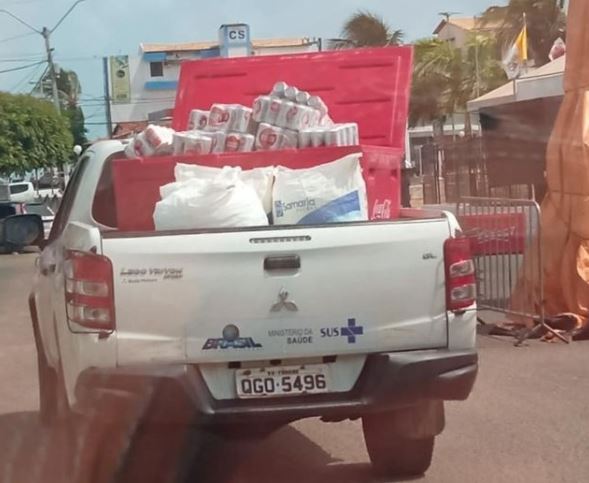 Denúncia mostra carro da Saúde de cidade do RN transportando cerveja e gelo