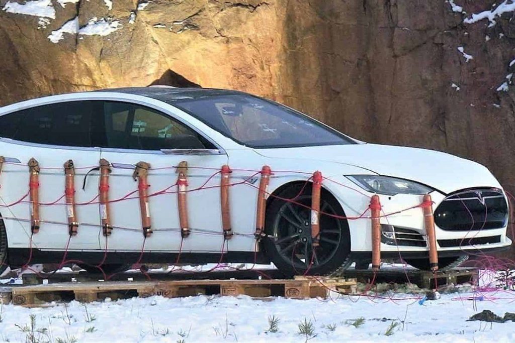 Para não trocar bateria, homem explode carro da Tesla com dinamite; veja vídeo
