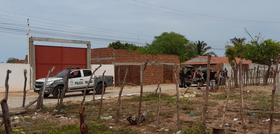 Criminosos invadem casa de praia, rendem família e ameaçam criança durante arrastão no RN