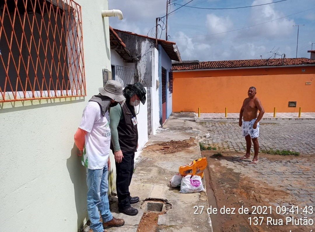 Prefeitura encerra ligações clandestinas de esgoto na Zona Norte e aplica multa em morador