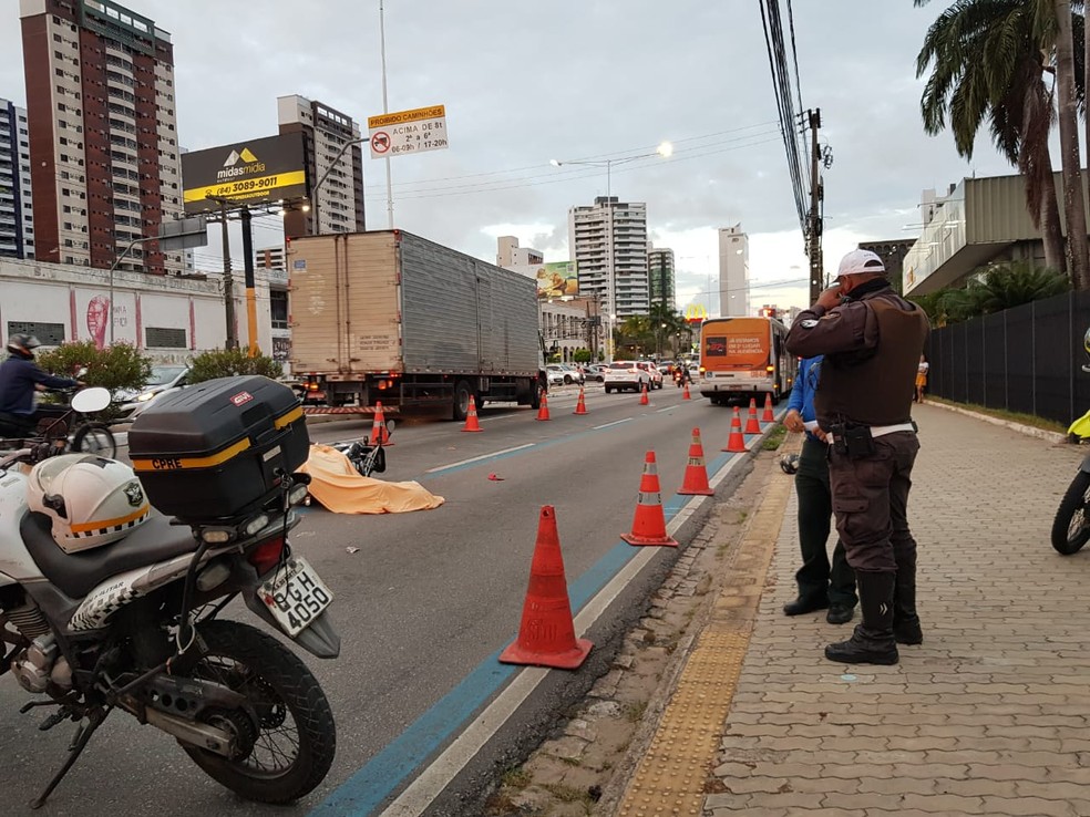 Motociclista morre após ser atropelado por ônibus em Natal