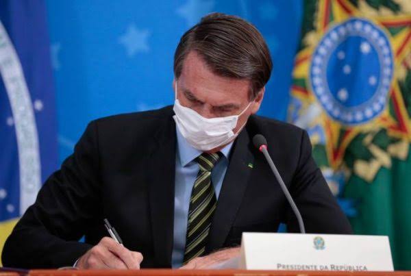 Bolsonaro sanciona projeto que bonifica professores do ensino básico com recursos do Fundeb
