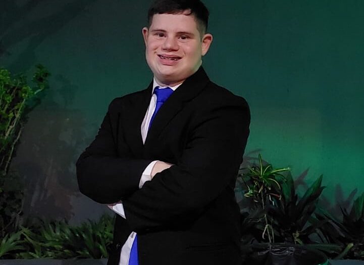 Jovem se torna a primeira pessoa com Síndrome de Down a se formar em Gastronomia no RN