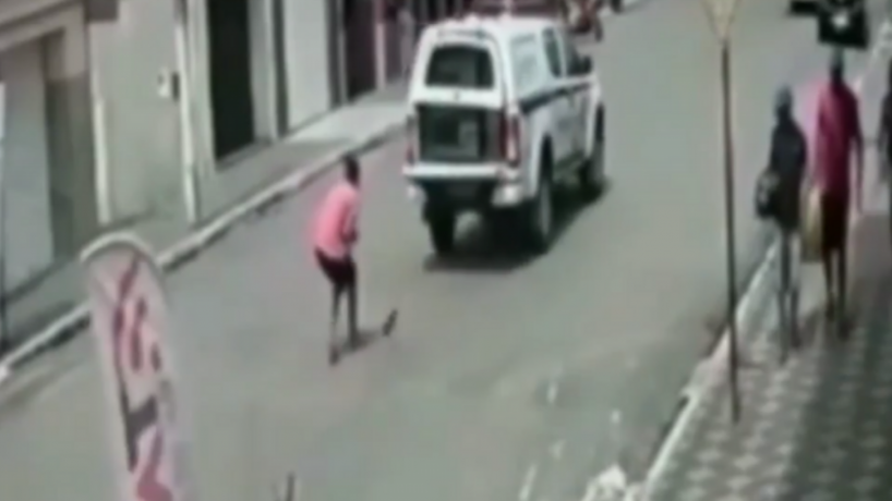 VÍDEO: Homem algemado foge de viatura em movimento