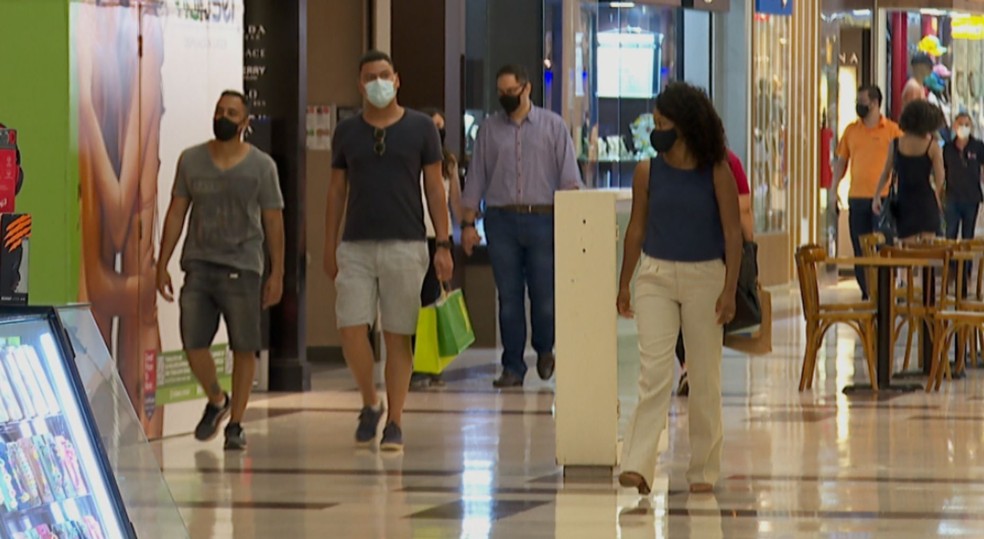 Confira o que abre e o que fecha no comércio de Natal no feriado de fim de ano