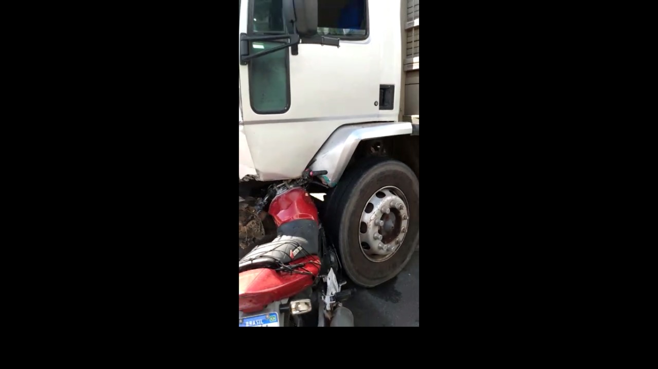 VÍDEO: Motociclista morre ao bater de frente com caminhão na Grande Natal