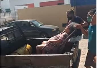 VÍDEO: Idosa é transportada em carro de frete após passar horas esperando ambulância em Extremoz; assista