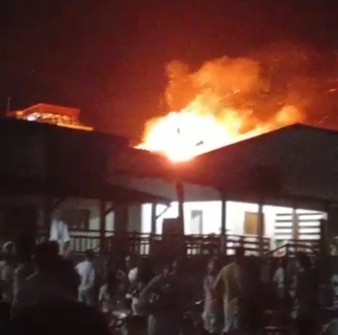 VÍDEO: Incêndio assusta e destrói área de Pipa após queima de fogos no Réveillon; assista