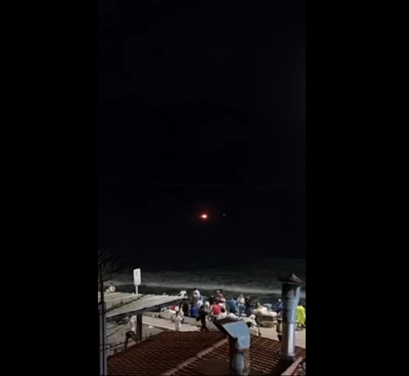 VÍDEO: Balsa usada na queima de fogos pega fogo em Ponta Negra