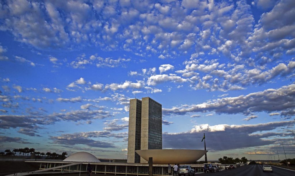 Após cair por 3 anos, gasto com o ‘cotão’ dispara no Congresso