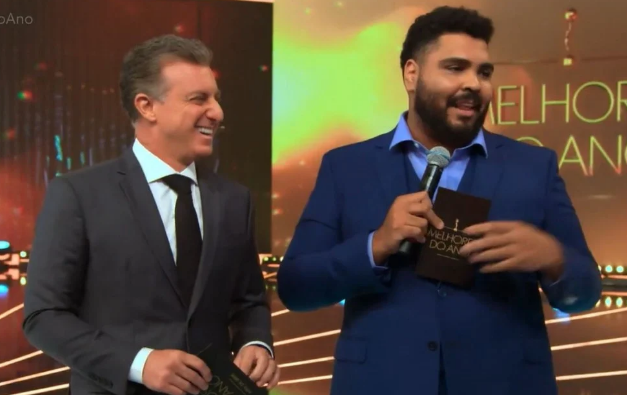 Humorista brinca demissões na Globo no prêmio Melhores do Ano