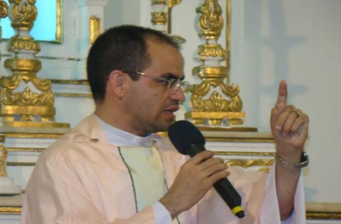 Fiéis reagem a padre que criticou Bolsonaro: "Agora dá pra entender o esvaziamento em suas missas”