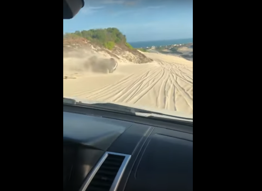 VÍDEO: Carro fica destruído após capotar em dunas no RN