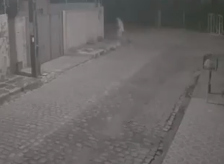 VÍDEO: Homem é flagrado andando pelado pelas ruas de Parnamirim