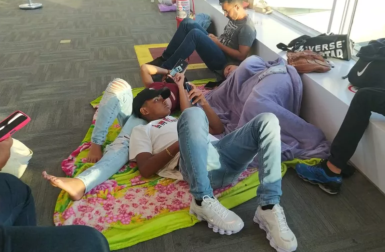 Grávida dorme no chão após esperar mais de 12 horas por voo no Aeroporto de Natal
