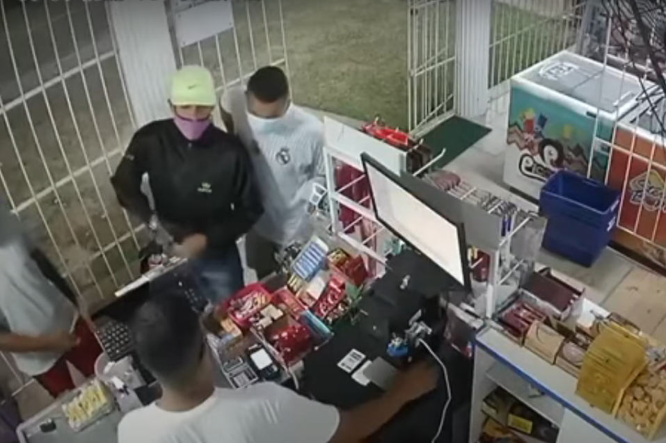 Homens assaltam loja de conveniência na praia de Pirangi