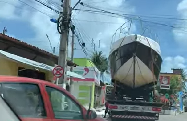 VÍDEO: Lancha em Pirangi encalha em fios e deixa população sem internet; entenda