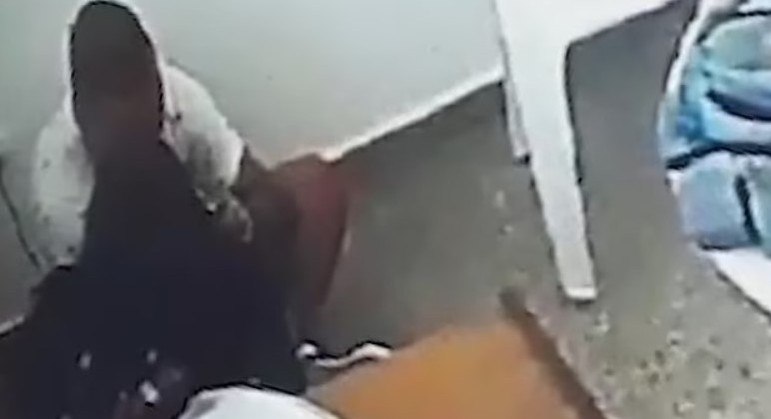 VÍDEO: Juíza é flagrada beijando homem condenado por matar policial; assista